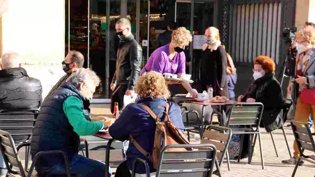 Pla general dels clients esmorzant a la terrassa del Bar Ester del Mercat Municipal de Tortosa