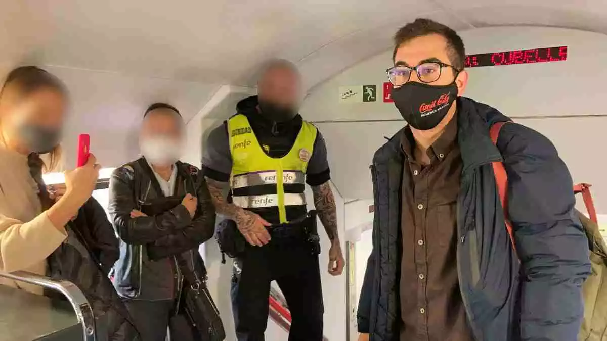 Pla mitjà del còmic Guillem Estadella en el moment que el personal de Renfe li demana que no faci el seu xou