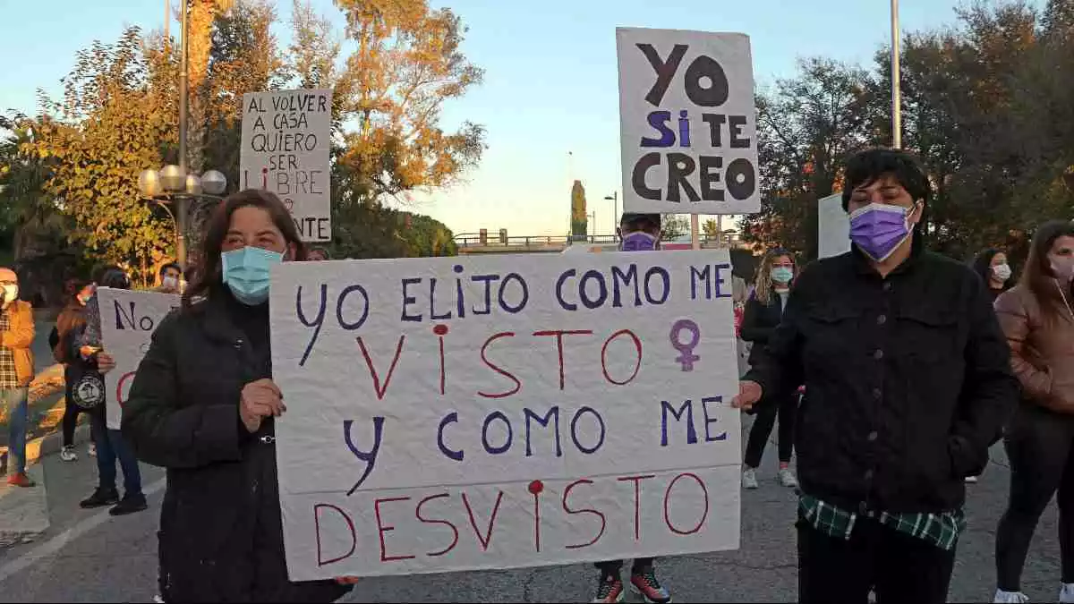 Pla obert de manifestants amb pancartes en el tall de carretera a l'N-340 a l'altura del barri d'Icomar per demanar més seguretat als barris de Ponent