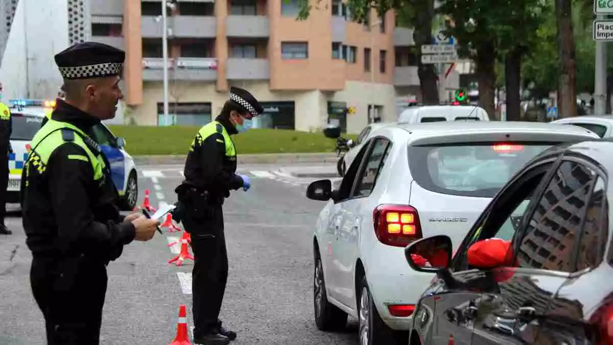 Pla tancat de dos agents de la Guàrdia Urbana de Tarragona durant un control de trànsit al carrer Joan Miró