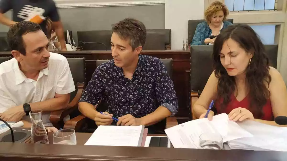 Raúl Meléndez, Ricardo López i Débora García al plenari municipal, en una imatge d'arxiu