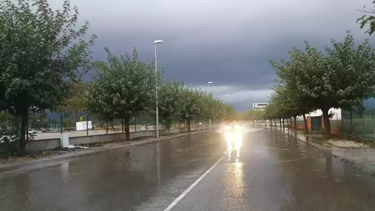 Un carrer de Tortosa afectat pels aiguats