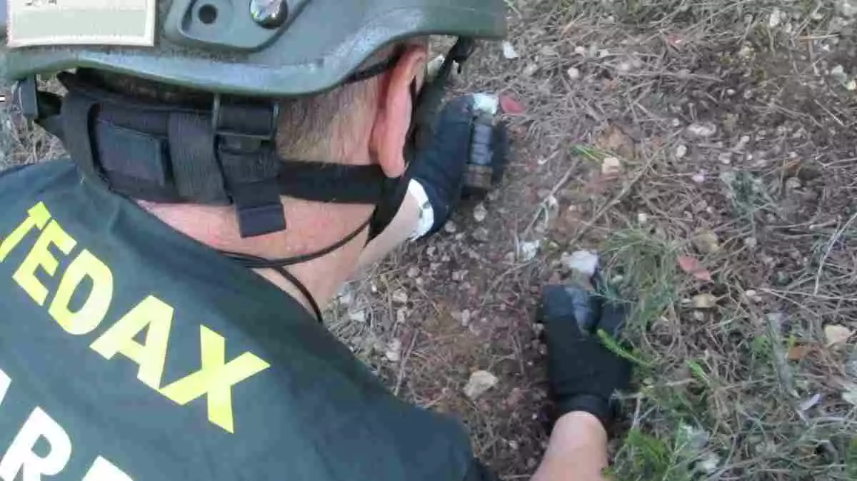 Un membre dels EDAX amb una de les granades de mà