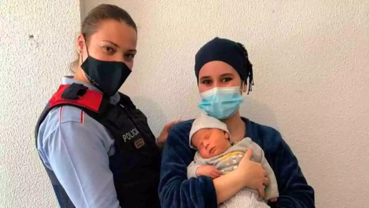 Una agent dels Mossos, la mare i el nadó que va néixer al carrer Riu Llobregat de Campclar