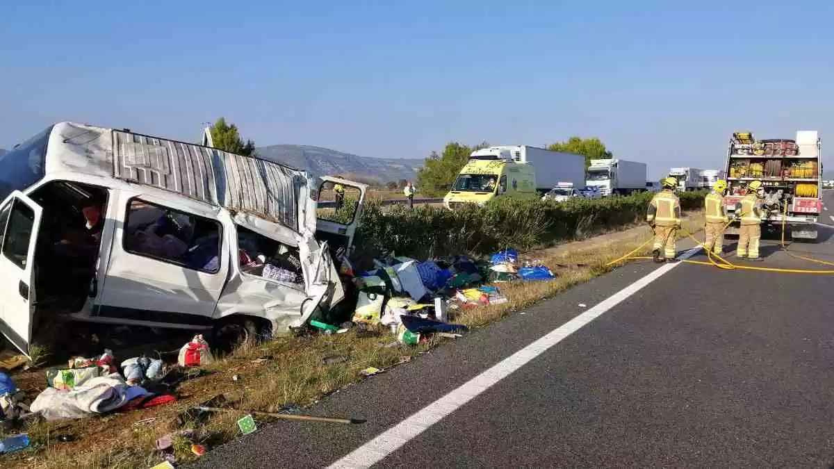 Una furgoneta accidentada a l'autopista AP-7 a Ulldecona
