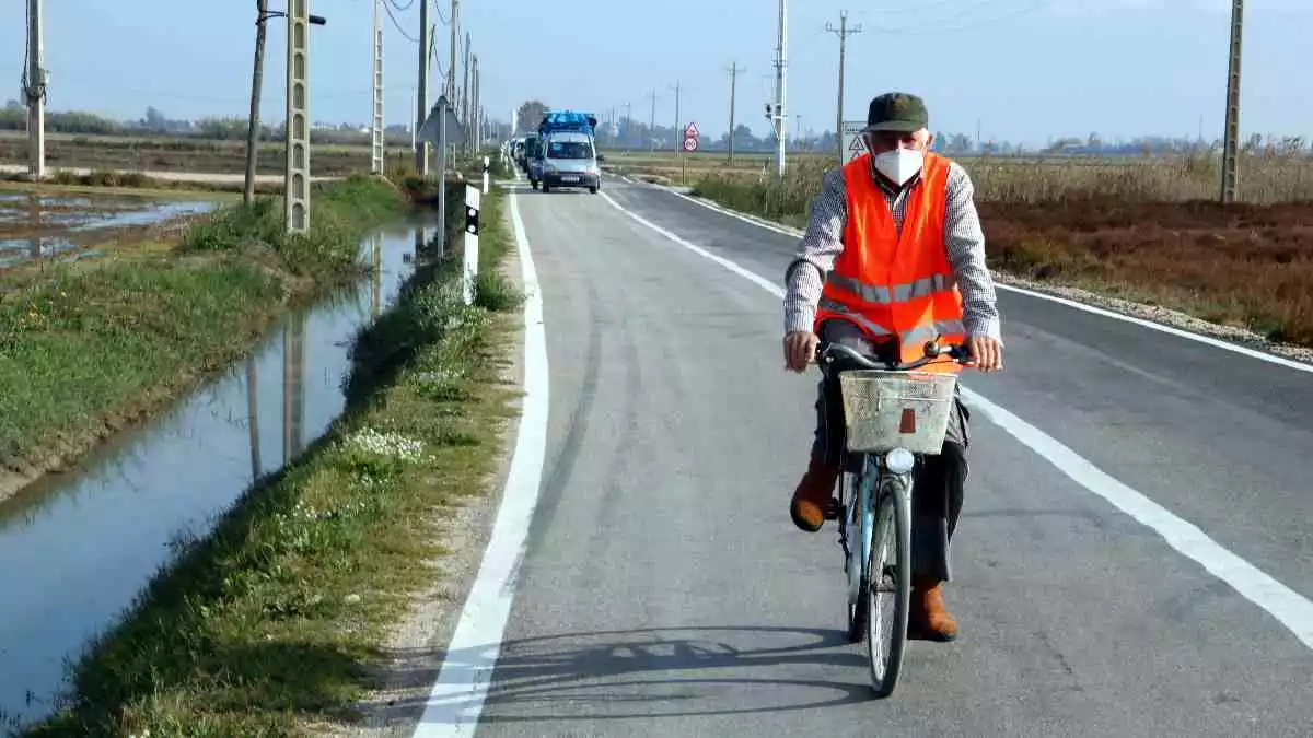 Una persona en bicicleta encapçalant la marxa lenta per denunciar la precarietat i la perillositat de la carretera entre Poblenou i la Ràpita