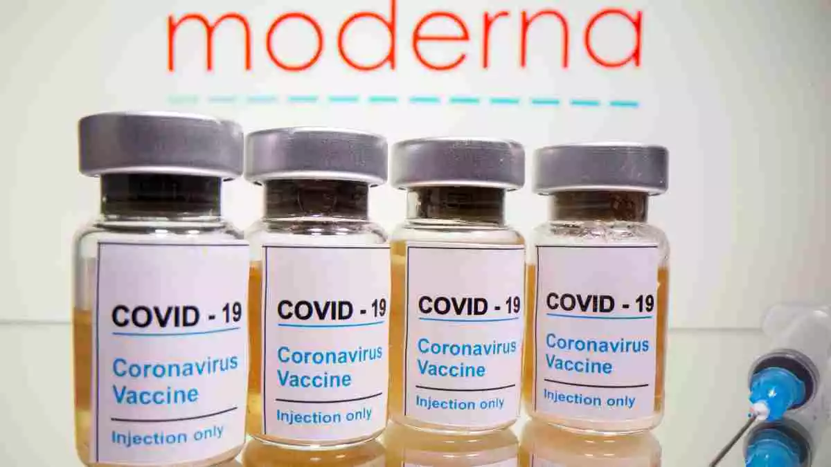 Vials amb un adhesiu que diu "COVID-19 / Vacuna contra el coronavirus / només per injecció"