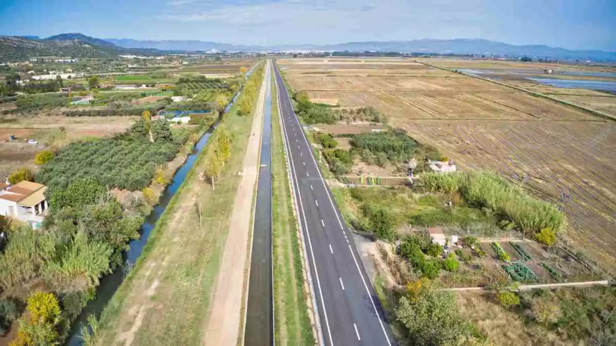 Vista aèria d'un tram de la carretera TV-3408, a la comarca del Montsià, condicionat per la Diputació de Tarragona