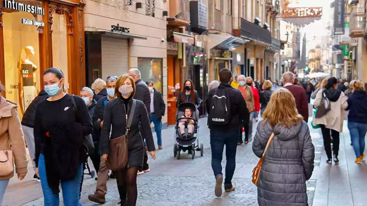 El cèntric carrer de Monterols de Reus, ple de gent passejant i fent compres.