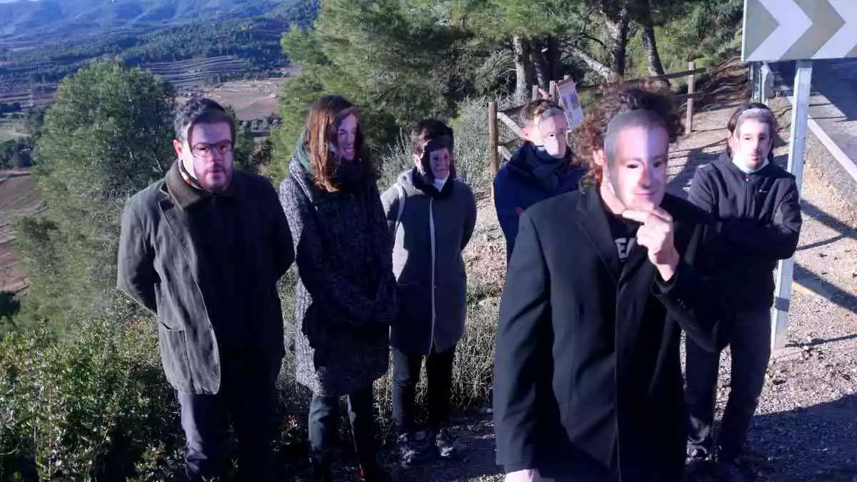 El col·lectiu Terra Alta Viva caracteritzats amb mascaretes de consellers del Govern a la zona on s'ha autoritzat la central Tramuntana V