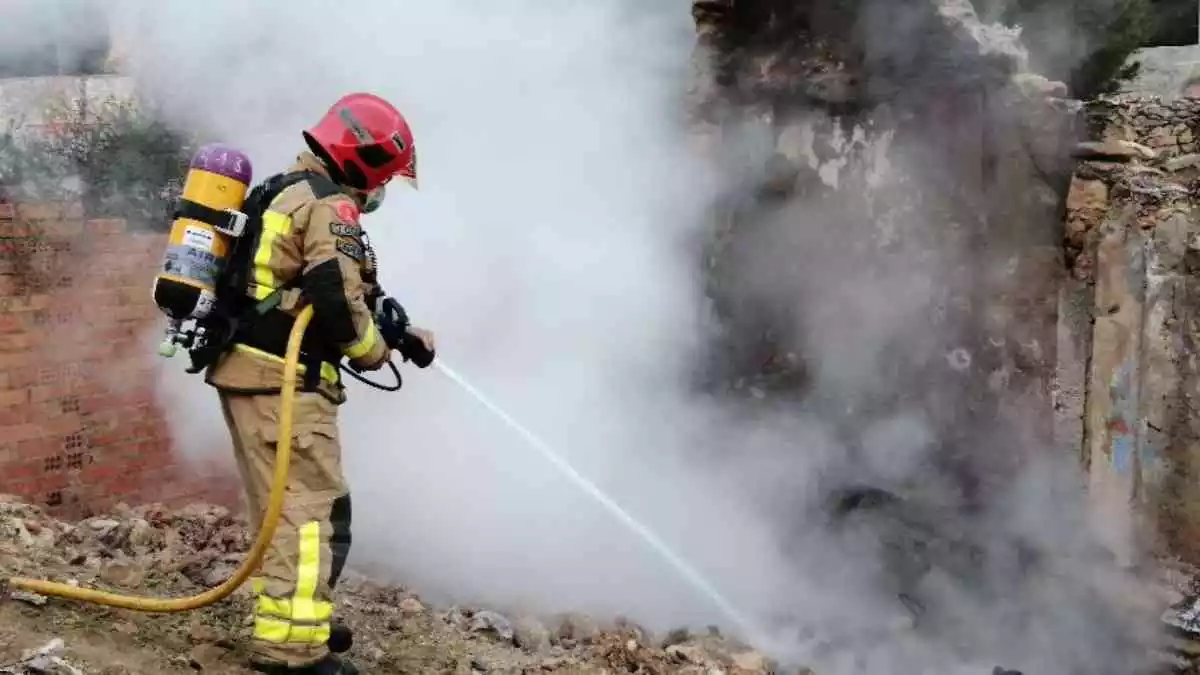 Els Bombers treballant en un incendi a Móra d'Ebre