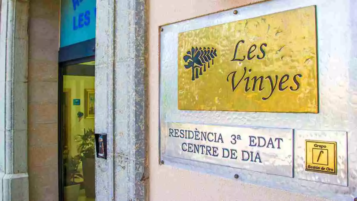 Entrada principal a la residència Les Vinyes, al centre de Falset