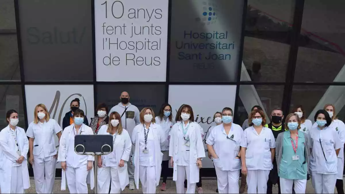 Imatge de diversos professionals sanitaris de l'Hospital Sant Joan de Reus davant del photocall commemoratiu