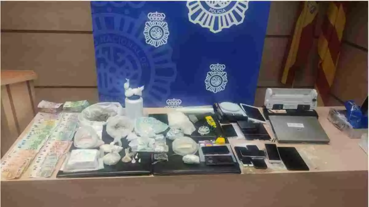 Imatge de droga i diners incautats per la Policia Nacional