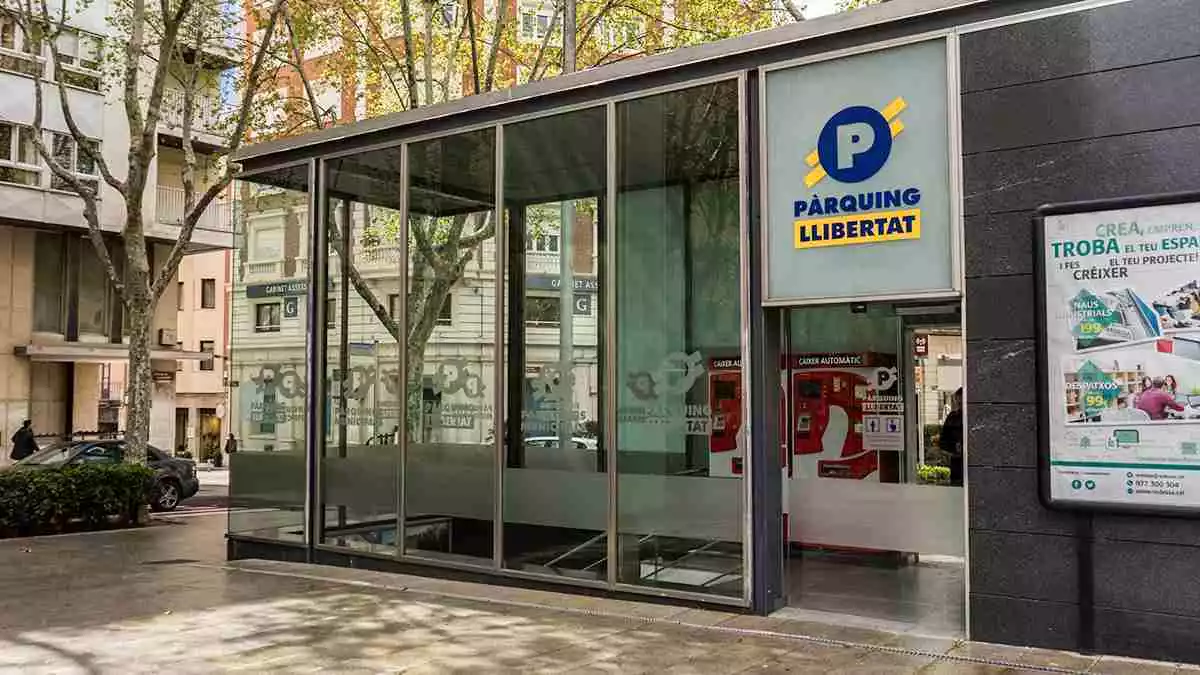 Imatge de l'entrada per a vianants de l'aparcament subterrani de la plaça de la Llibertat de Reus