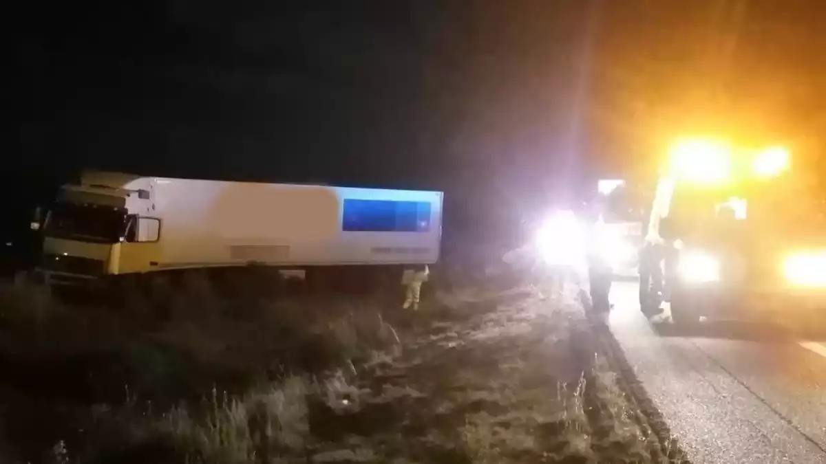 Imatge del camió accidentat a l'AP-7 a l'altura de Masdenverge