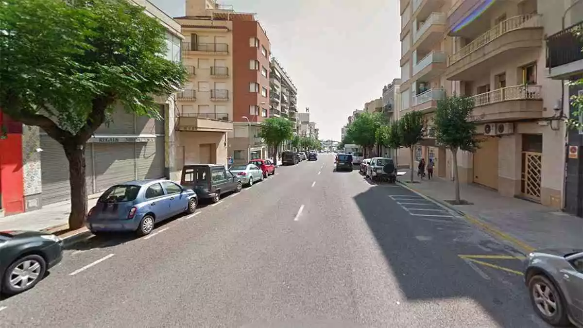 Imatge del carrer on ha tingut lloc l'accident, a Sant Carles de la Ràpita