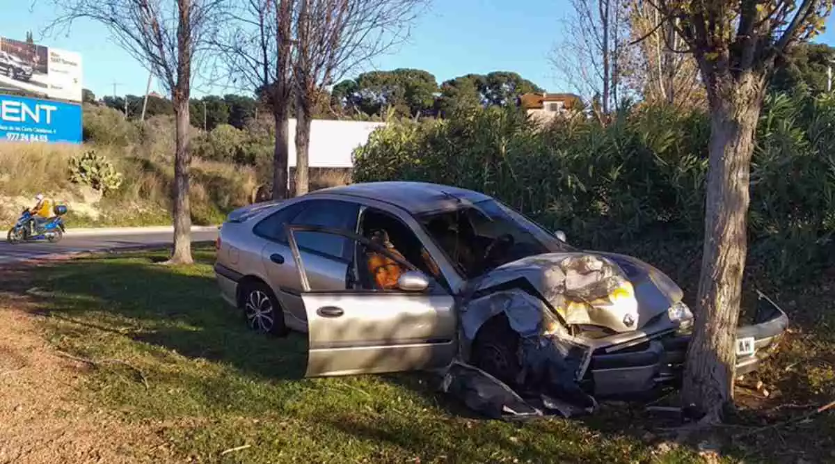 Imatge del cotxe encastat a la rotonda de l'N-240 a Tarragona