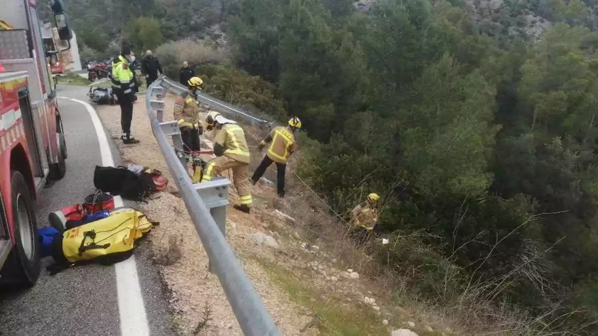 Imatge dels Bombers duent a terme el rescat del motorista accidentat a l'N-230b a Paüls, al Baix Ebre