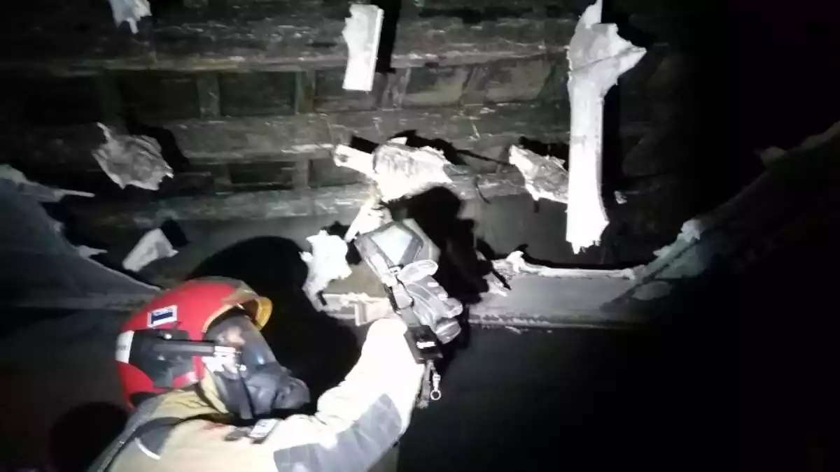Imatge dels Bombers revisant les bigues del sostre amb una càmera tèrmica en l'incendi en una casa de Deltebre
