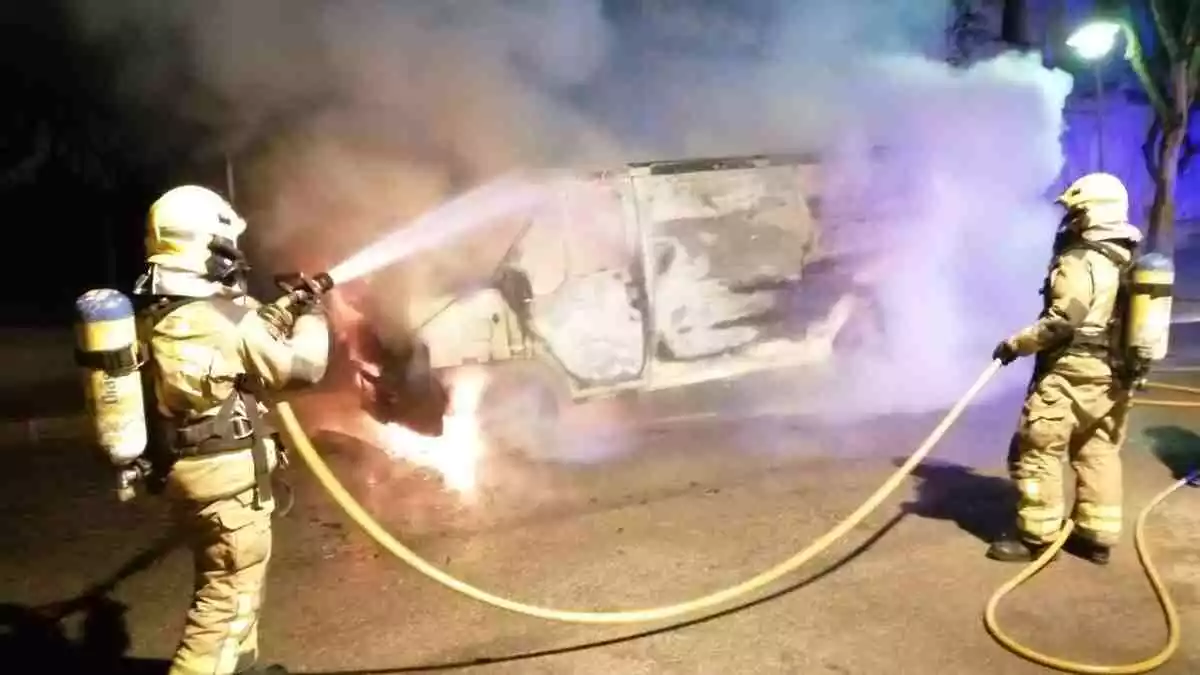 Imatge dels Bombers, treballant en un incendi