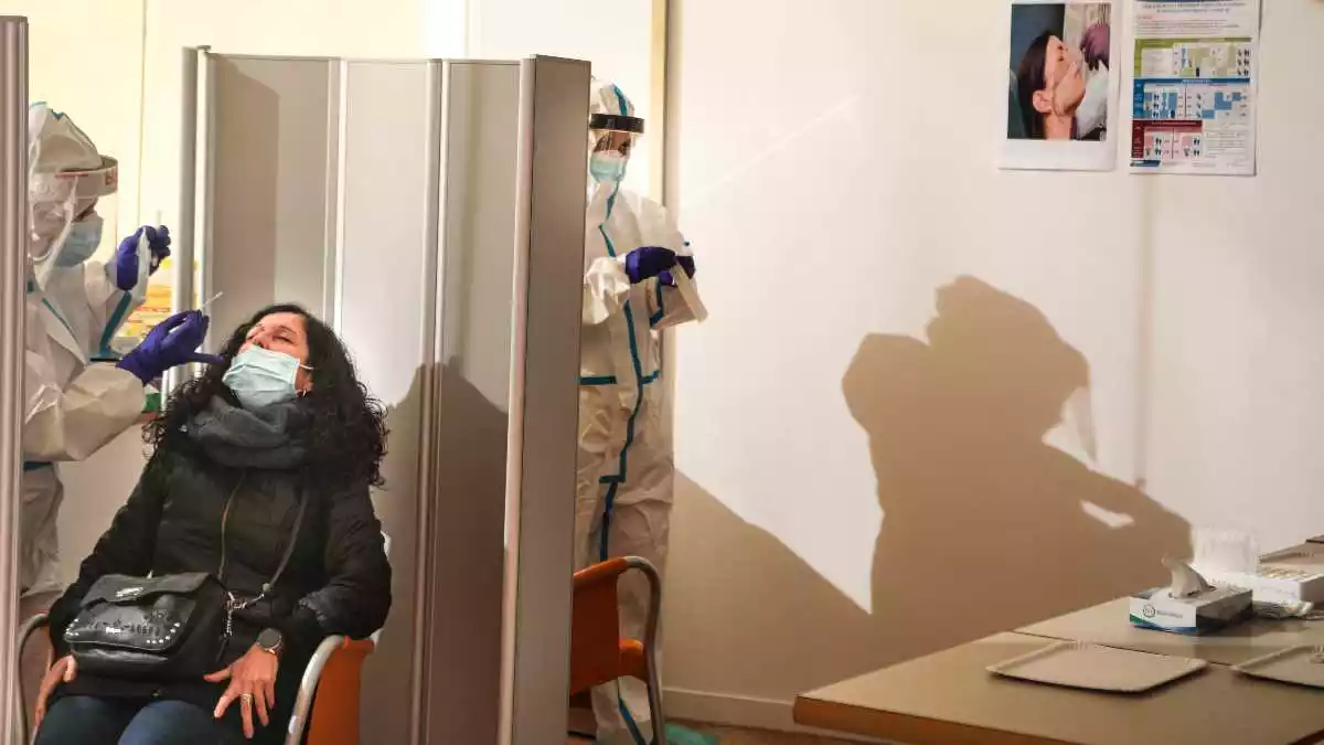 Imatge d'una ciutadana sotmetent-se a una prova PCR a Tarragona