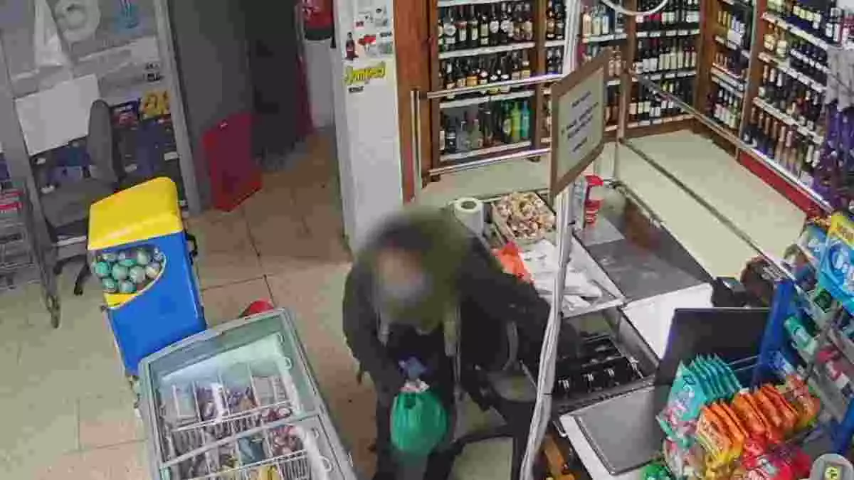 Imatge d'una dona robant en un supermercat