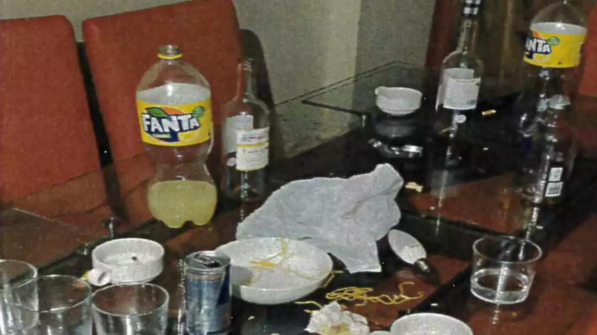 Imatge d'una taula en un dels pisos turístics, amb restes de menjar i begudes