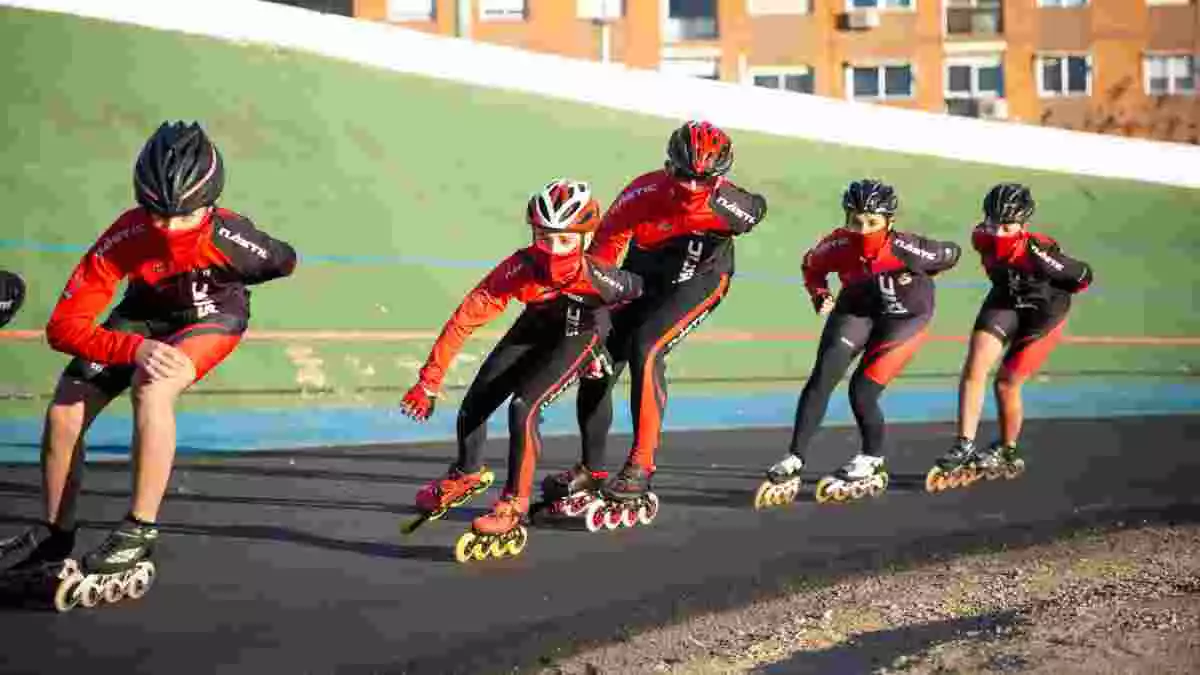 Imatge d'uns nens patinant a la nova pista de patinatge de l'Anella Mediterrània