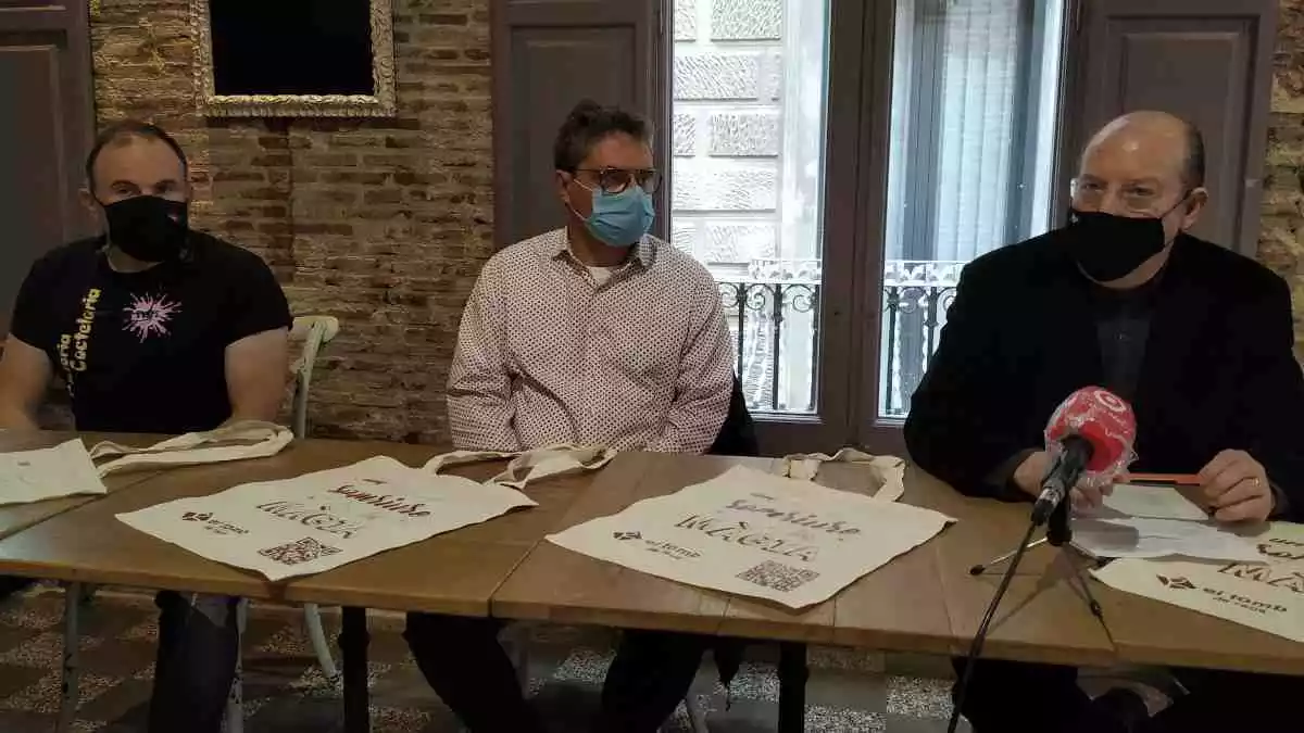 Jacint Pallejà acompanyat de dos membres més de la junta del Tomb de Reus en una taula oferint la roda de premsa