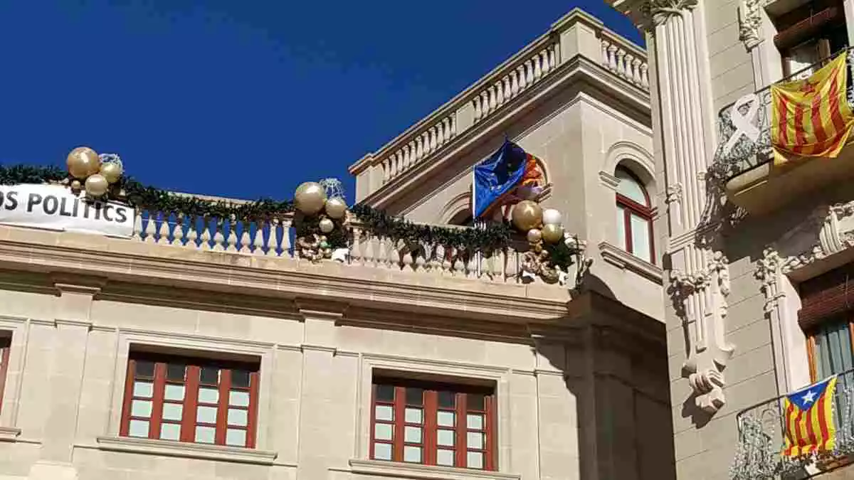 La bandera europea onejant al terrat de l'Ajuntament, on s'intueixen l'espanyola, la catalana i la reusenca al darrere