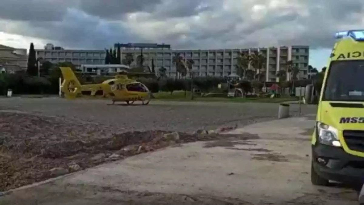 L'helicòpter i l'ambulància del SEM a l'Ametlla de Mar