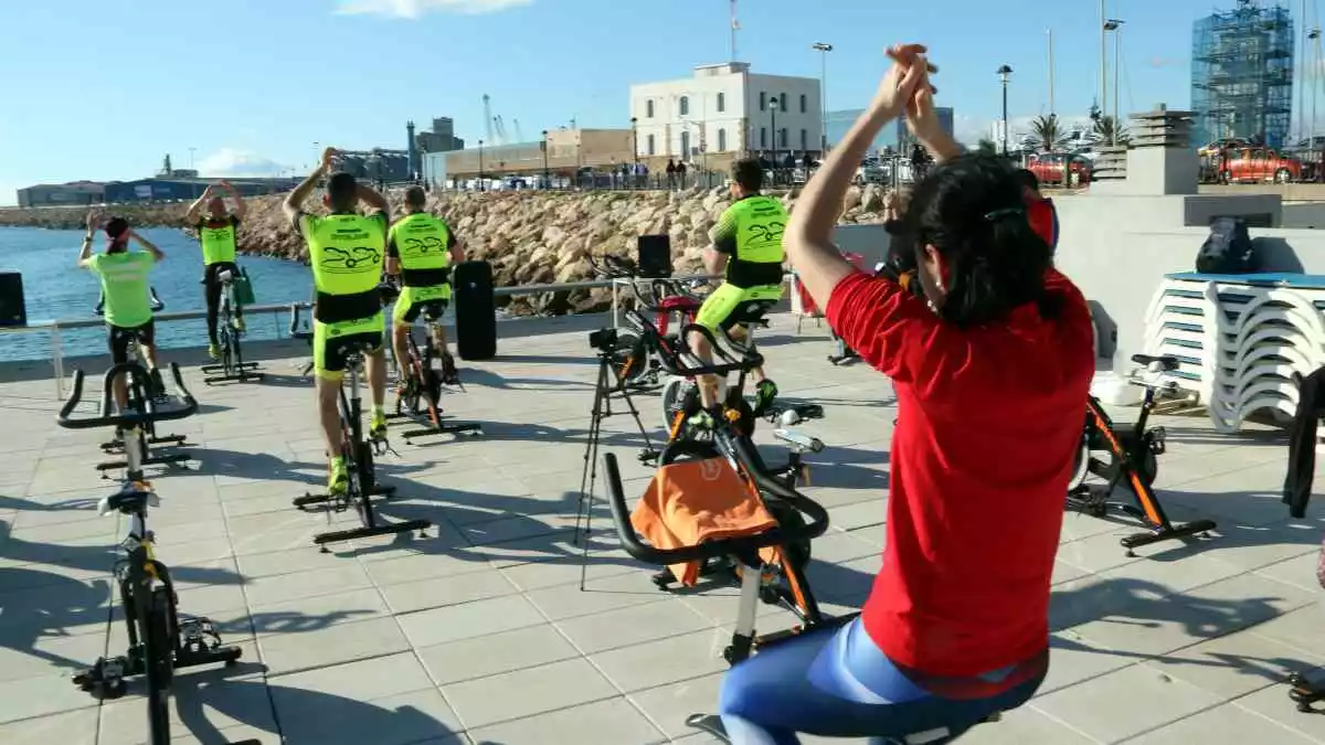 Participants en la 'masterclass' organitzada pel Reial Club Nàutic de Tarragona per a La Marató de TV3