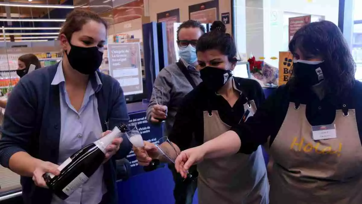 Pla conjunt d'un grup de treballadores del supermercat Bonpreu i Esclat de Tortosa