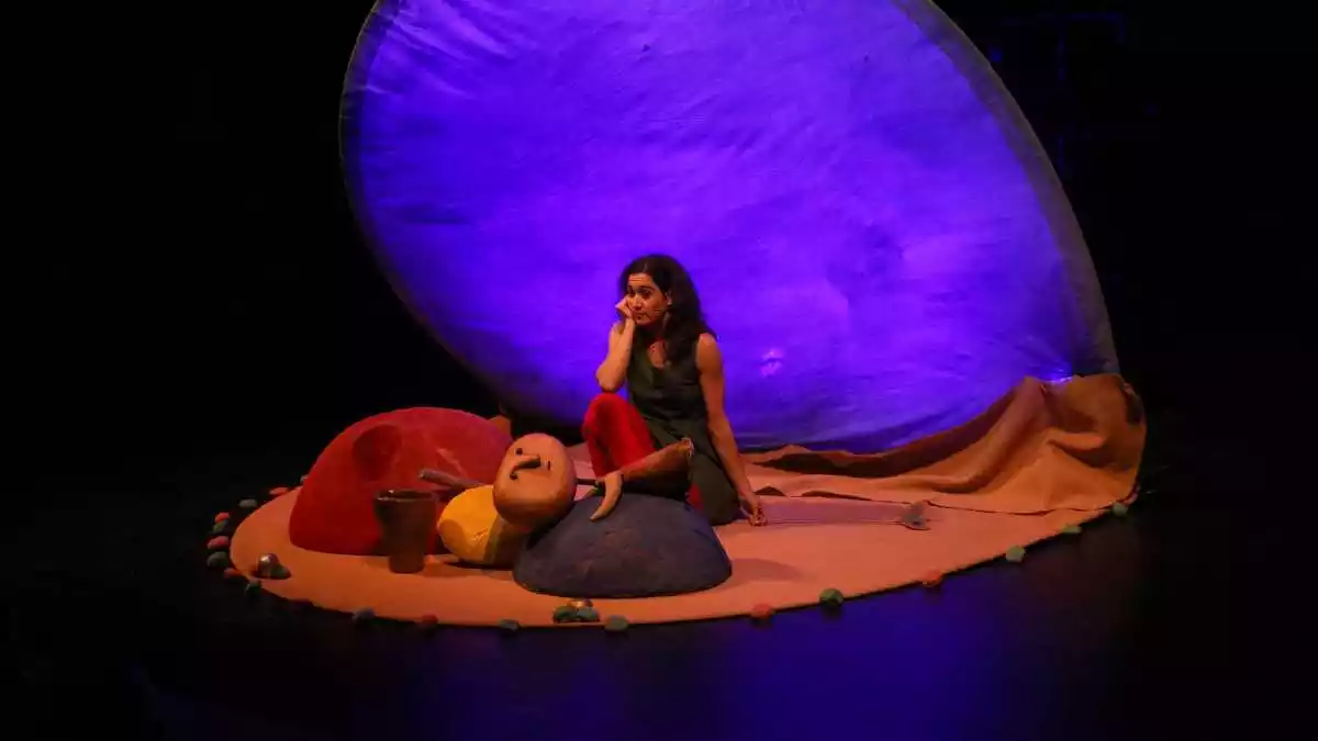 Pla general de l'artista Marta Gorgs en la representació de l'espectacle 'Maüra, filla de la terra'