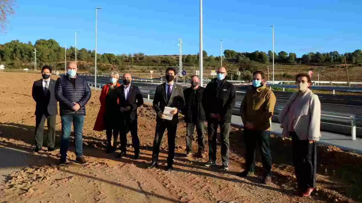 Pla general del conseller Damià Calvet amb el delegat del Govern a Tarragona i diversos alcaldes de l'Alt Camp i el Baix Penedès