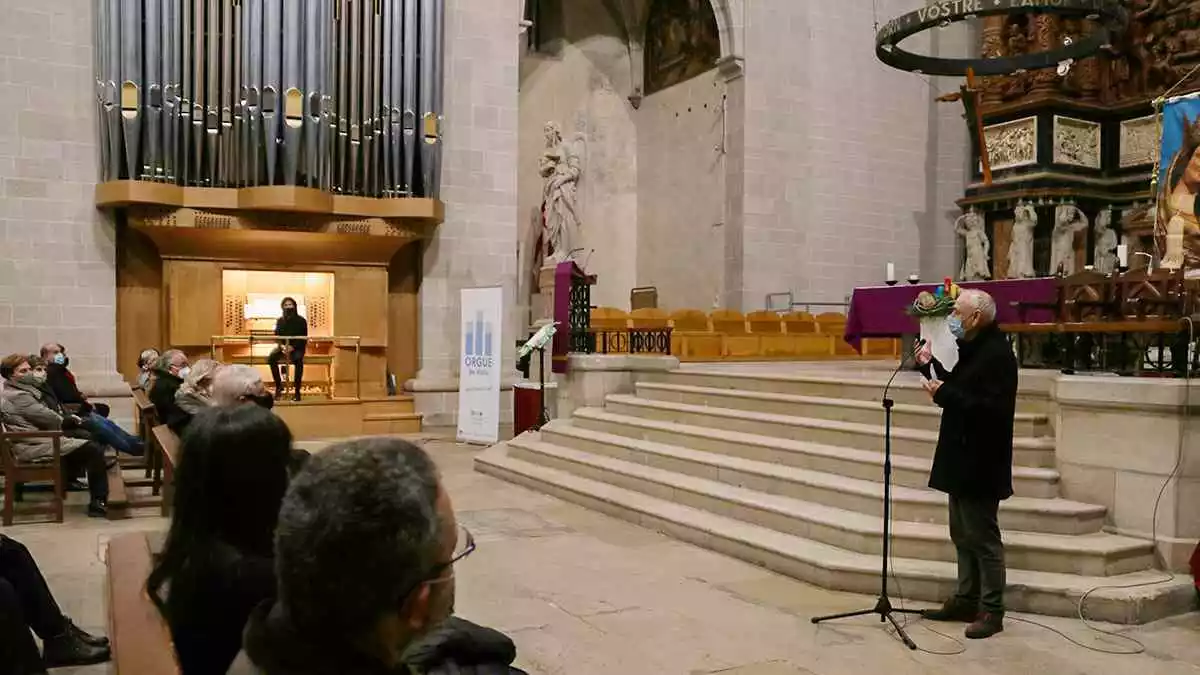 Pla general d'uns dels membres de la Comissió ciutadana per l'orgue de Valls i l'organista Josep Mateu a l'inici d'un dels concerts de preestrena davant dels mecenes.