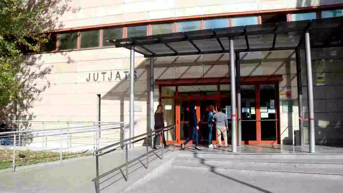 Pla obert de l'entrada als jutjats de Reus el 16 de novembre del 2020