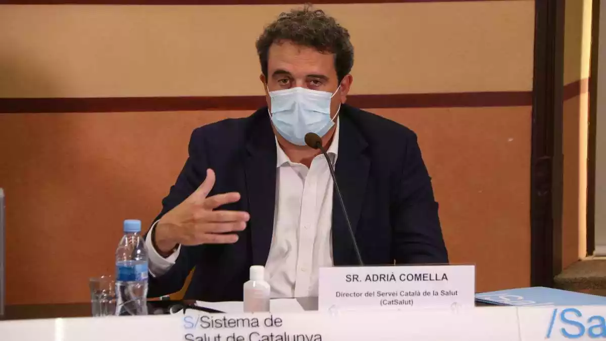 Pla tancat del director del Servei Català de la Salut, Adrià Comella, durant la roda de premsa celebrada aquest dijous a la sala d'actes del Departament de Salut.