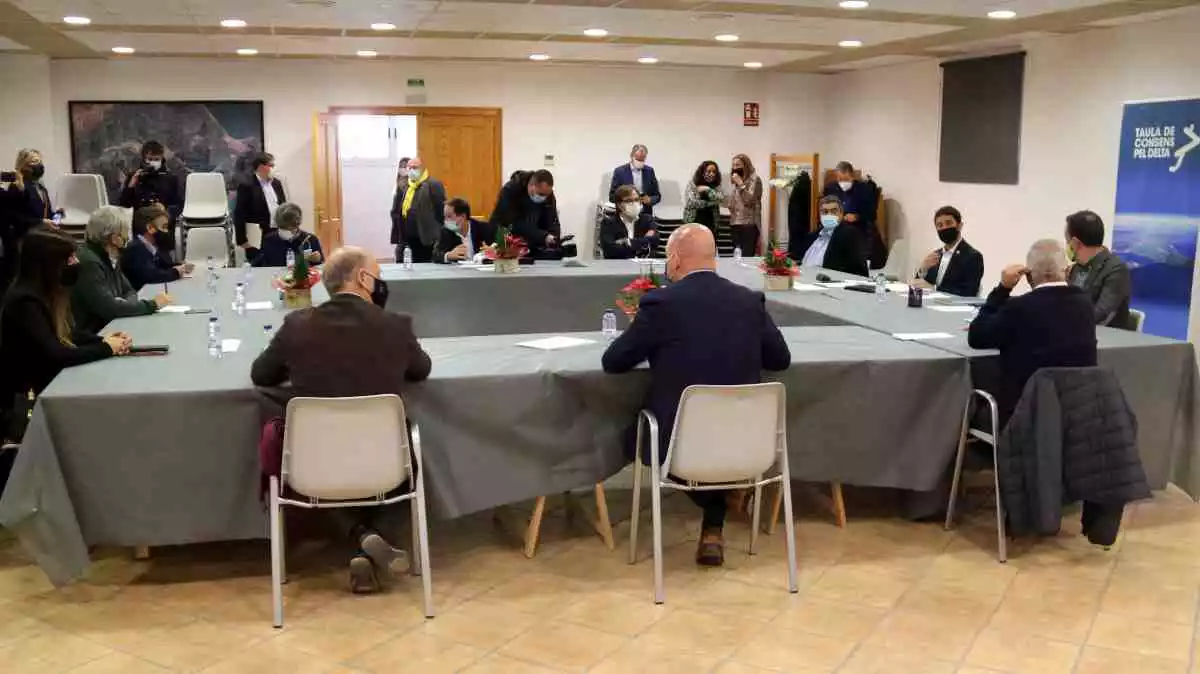 Reunió de la Taula de Consens del Delta amb el conseller Damià Calvet a Deltebre