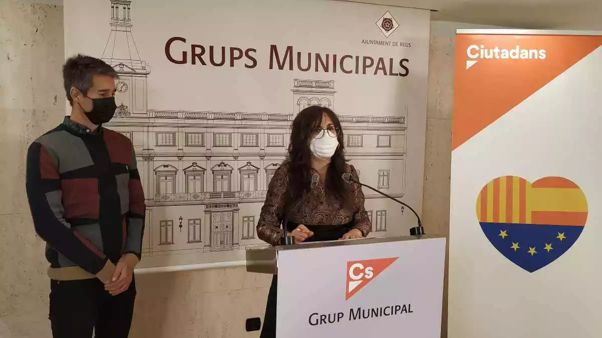 Ricardo López i Débora García a la sala de premsa de l'Ajuntament de Reus amb el cartell del grup municipal de Cs