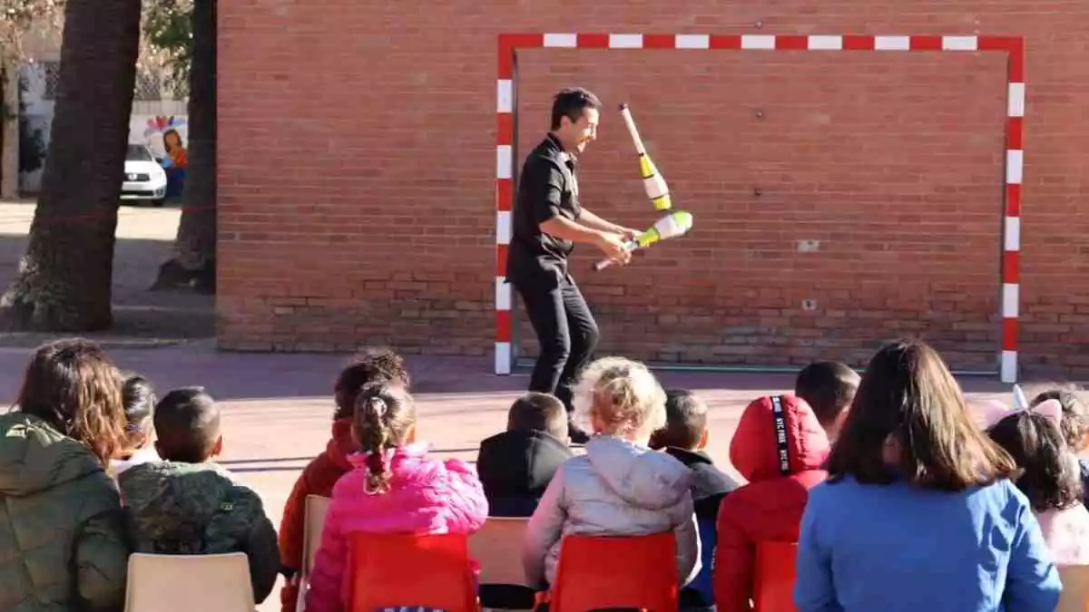 Una actuació de malabars del programa Trapezi a les escoles