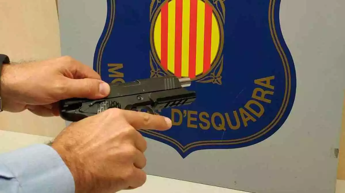 Una arma simulada trobada pels Mossos d'Esquadra