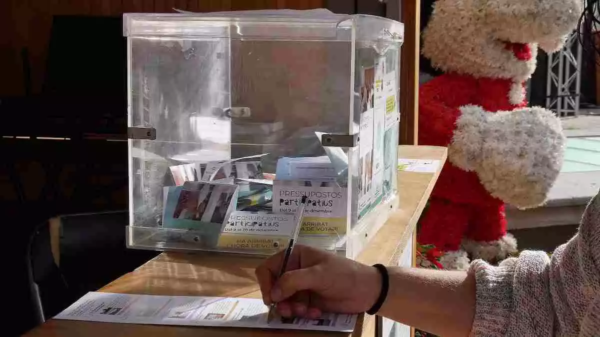 Una persona votant els pressupostos participatius 2020 al Morell