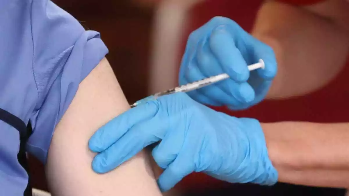 Vacunació d'una persona en un centre sanitari de Belfast, al Regne Unit