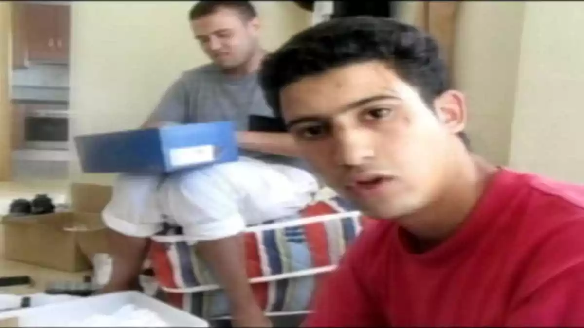 Youssef Aalla, davant de Mohamed Hichamy, en un vídeo gravat al xalet d'Alcanar poc abans dels atemptats d'agost del 2017.