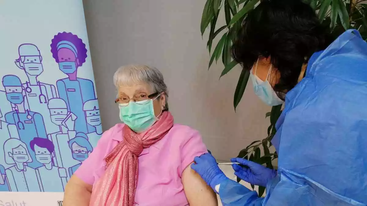 Antònia Sedó, una usuària de 93 anys de la residència Natzaret de Móra d'Ebre, rebent la segona dosi de la vacuna contra la covid-19