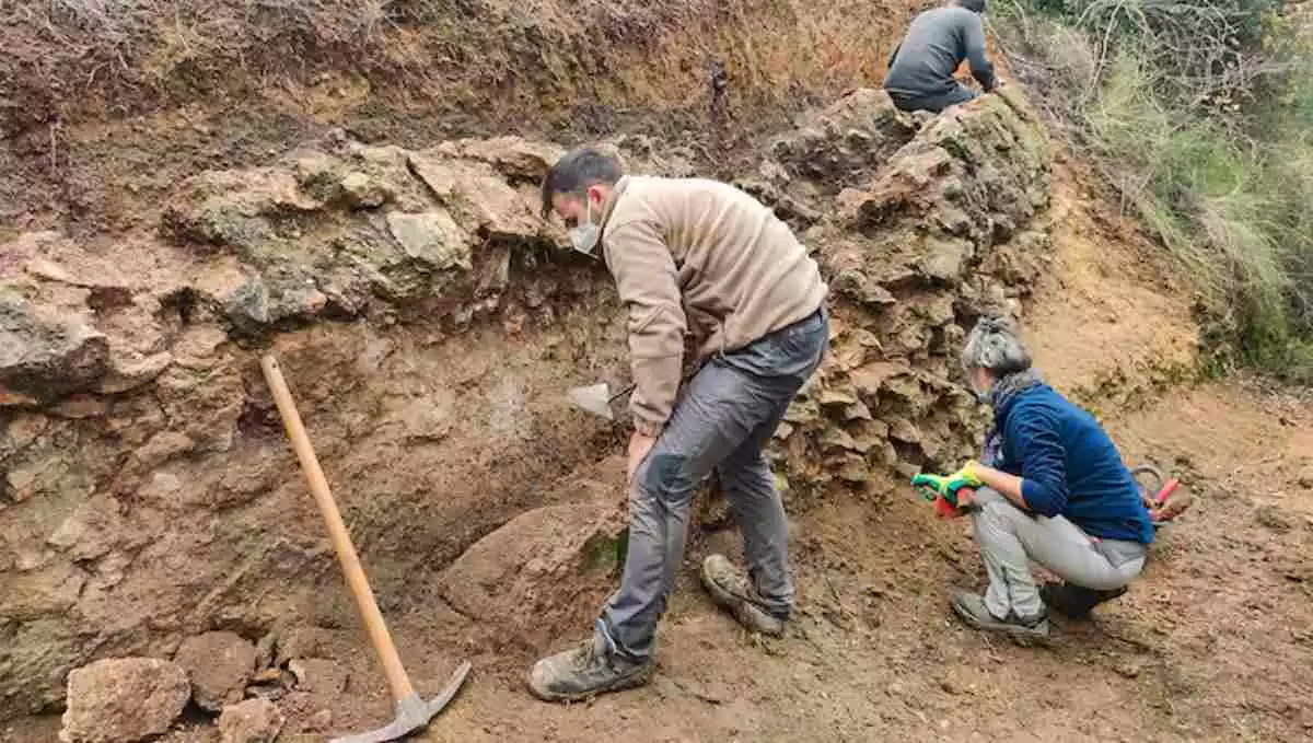 Arqueòlegs treballant en unes excavacions a l'aqüeducte del Gaià, al terme de Vallmoll, en el contrafort del segon tram de l'aqüeducte.
