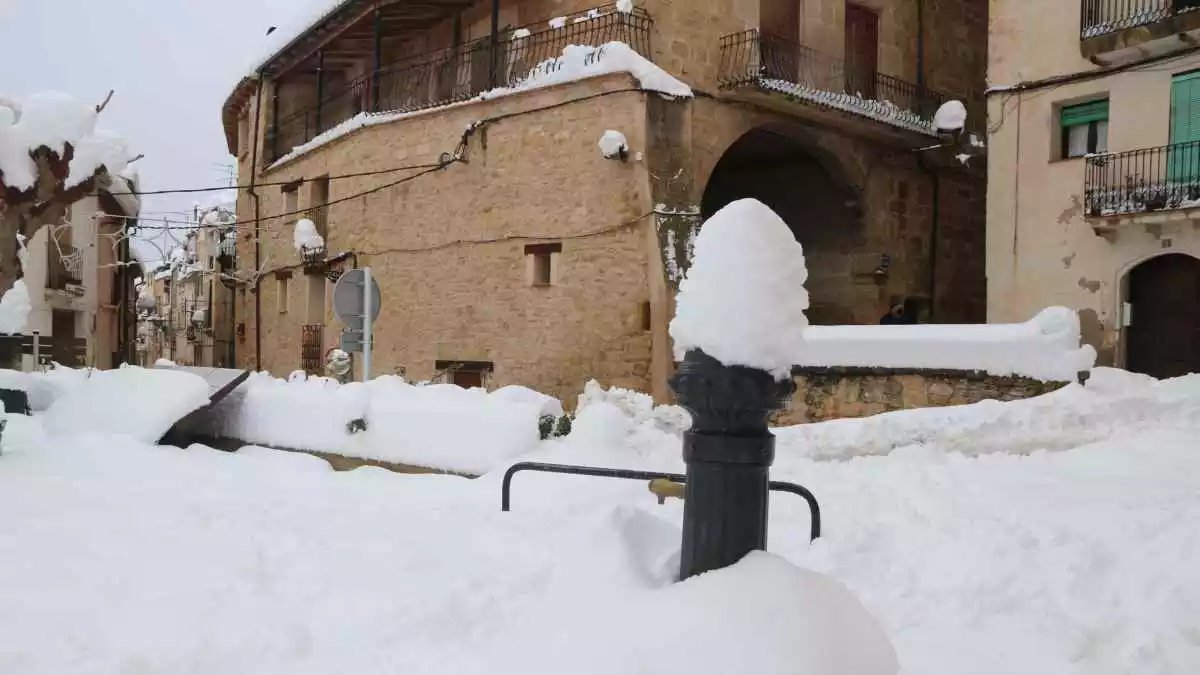 Els carrers d'Arnes nevats el 10 de gener del 2021