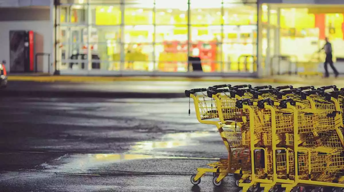 Imatge d'arxiu de diversos carrets a l'aparcament d'un supermercat